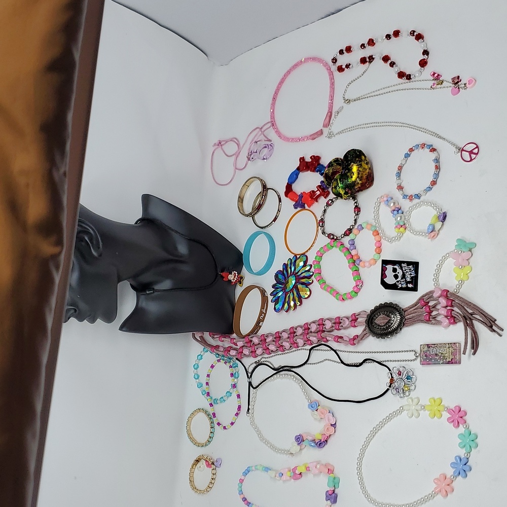 Kids Jewelry Mixed Lot Over 30 Pcs Mini Mouse M&M Bolo - Picture 13 of 17